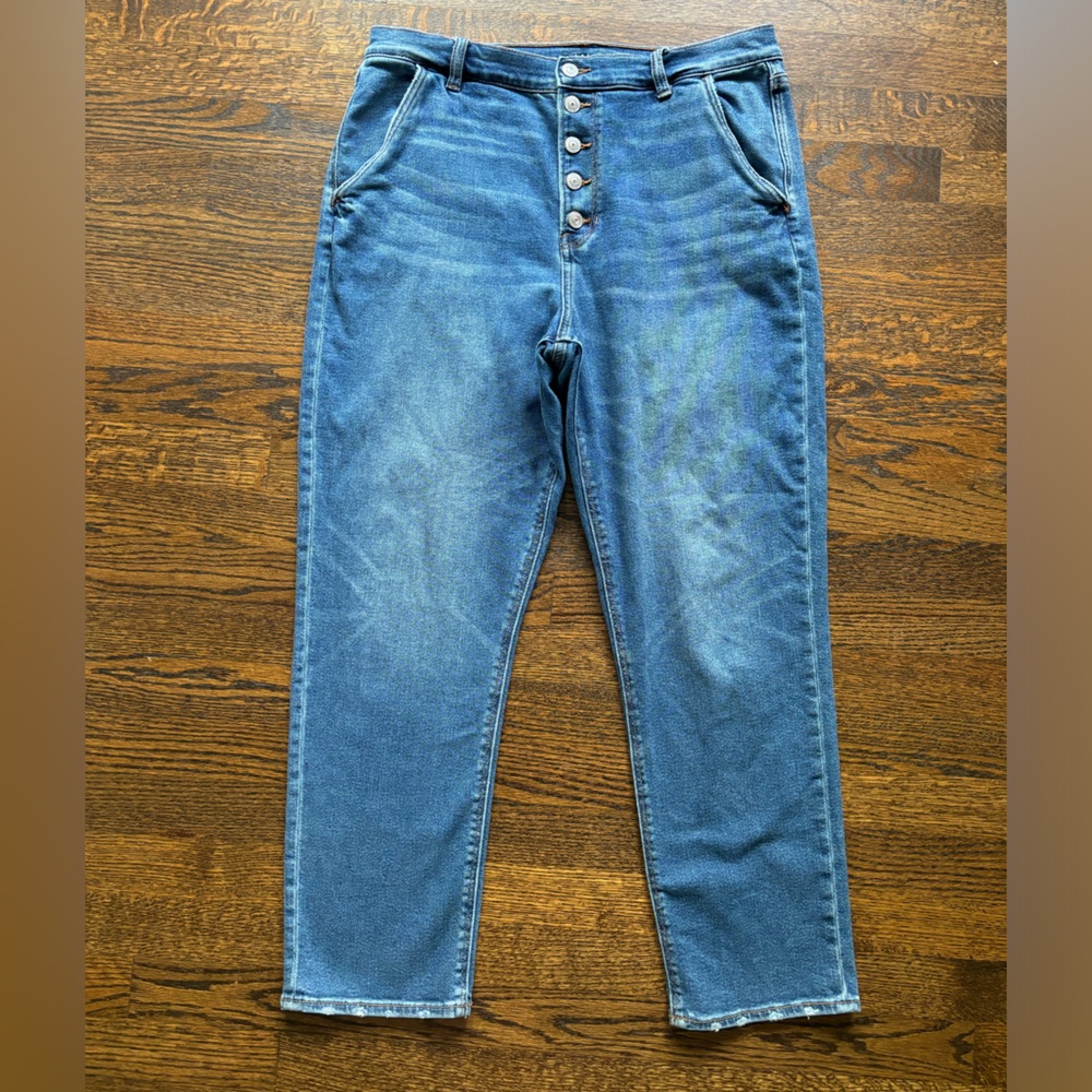American Eagle High Rise Straight Leg Jeans in Medium Wash. Size 14. Mom Jeans.